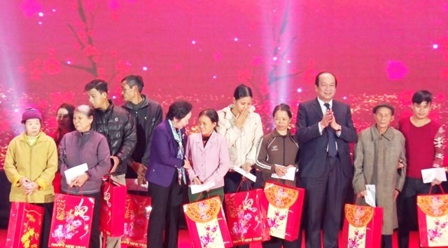 450,000 USD donated for poor people to celebrate Tet - ảnh 1